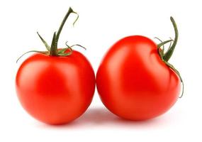 zwei reife saftige Tomaten sind auf einem weißen Hintergrund isoliert. vollständiger Beschneidungspfad. foto