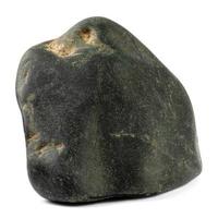 schwarz gerollter Stein ist auf einem weißen Hintergrund isoliert. vollständiger Beschneidungspfad. foto