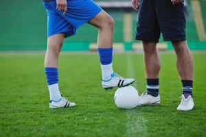 Fußballspieler im Wettbewerb um den Ball foto