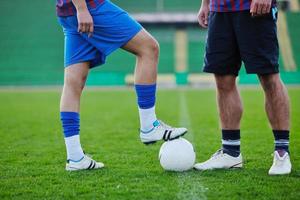 Fußballspieler im Wettbewerb um den Ball foto