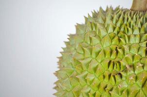 Durian. Die Frucht ist süß und hat einen stechenden Geruch. auf weißem Hintergrund. foto