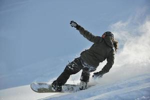 Freestyle-Snowboarder springen und fahren foto