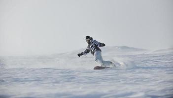 Freestyle-Snowboarder springen und fahren foto