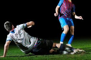 Fußballspieler im Wettbewerb um den Ball foto