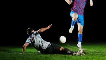 Fußballspieler im Wettbewerb um den Ball foto