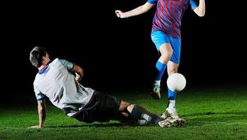 Fußballspieler im Wettbewerb um den Ball foto