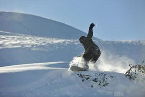 Freestyle-Snowboarder springen und fahren foto