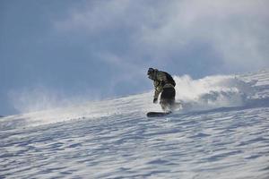 Freestyle-Snowboarder springen und fahren foto