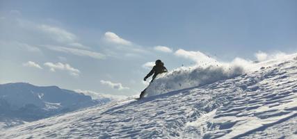 Freestyle-Snowboarder springen und fahren foto