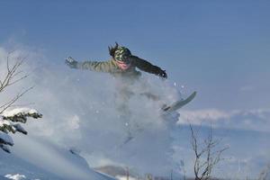 Freestyle-Snowboarder springen und fahren foto