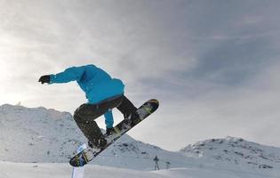 Snowboarder Extremsprung foto