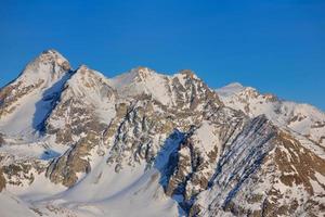 hohe berge unter schnee im winter foto