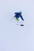 Freeride-Skifahrer beim Skifahren foto