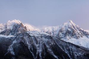 Nachtszene der Berglandschaft foto