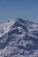 schöne Berglandschaft im Winter foto