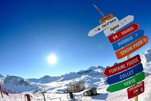 Schild im Hochgebirge unter Schnee im Winter foto