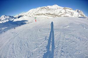 hohe berge unter schnee im winter foto