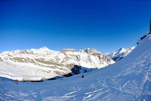 hohe berge unter schnee im winter foto