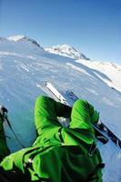 Skifahren auf Neuschnee in der Wintersaison am schönen sonnigen Tag foto