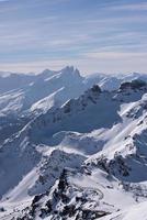 schöne Berglandschaft im Winter foto