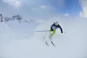 Skifahren auf Neuschnee in der Wintersaison am schönen sonnigen Tag foto