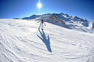 Skifahren auf Neuschnee in der Wintersaison am schönen sonnigen Tag foto