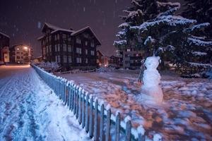 verschneite Straßen des alpinen Bergdorfes foto