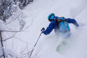 Freeride-Skifahrer beim Skifahren foto