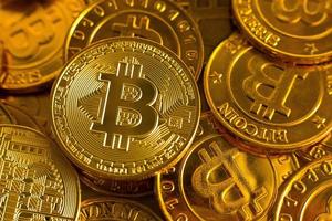 kryptowährungskonzept. bitcoins, goldmünzen, kryptowährung mit platz für ihr konzept. foto