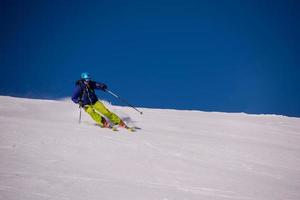 skifahrer, der spaß beim bergablaufen hat foto