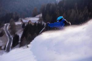 skifahrer, der spaß beim bergablaufen hat foto