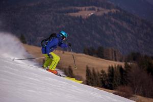 skifahrer, der spaß beim bergablaufen hat foto