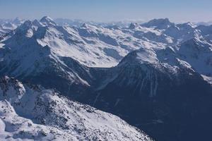 schöne Berglandschaft im Winter foto