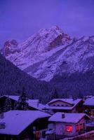 Bergdorf in den Alpen bei Nacht foto