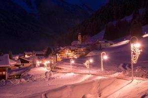 Bergdorf in den Alpen bei Nacht foto