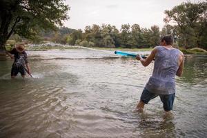 junge männer, die spaß mit wasserpistolen haben foto