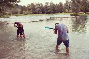 junge männer, die spaß mit wasserpistolen haben foto