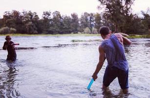 junge männer, die spaß mit wasserpistolen haben foto