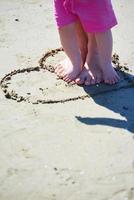 Mama und Baby am Strand haben Spaß foto