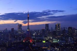 die stadt tokyo und tokyo turm olympische beleuchtung