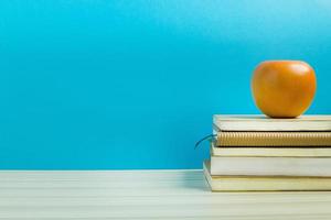 zurück zu buntem hintergrund des konzeptbildes der schule. foto