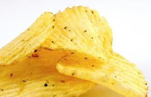 geriffelte Kartoffelchips auf weißem Hintergrund. foto