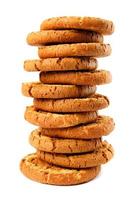 ein Stapel Cookies ist auf einem weißen Hintergrund isoliert. Cookie-Turm. foto