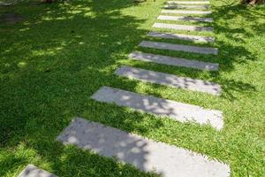 quadratischer Gehweg im Garten foto