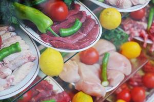 frisches Fleisch im Schaufenster foto