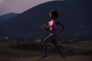 junge Afroamerikanerin, die in der Natur joggt foto