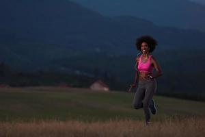 junge Afroamerikanerin, die in der Natur joggt foto