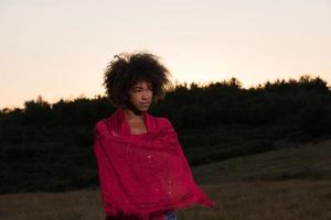 Outdoor-Porträt einer schwarzen Frau mit Schal foto