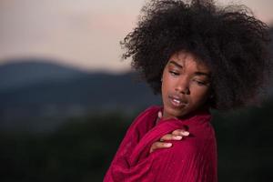 Outdoor-Porträt einer schwarzen Frau mit Schal foto