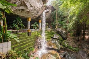 Ein erstaunlicher Wasserfall in der Höhle Wat Tham Heo Sin Chai Haewsindhuchai in der Provinz Ubon Ratchathani im Nordosten Thailands. foto